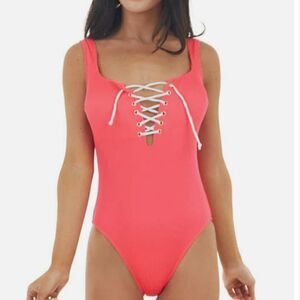 ONE -PIECE ICONIC SWIMSUITS FEATURING FLIRTY CUTOUT DESIGN DETAILS PATTERN